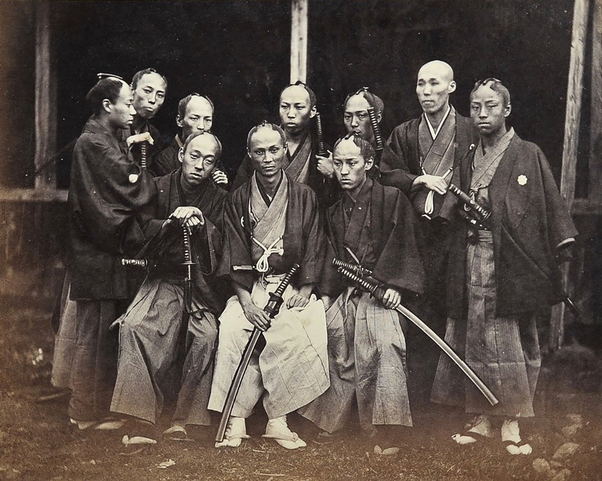 Samouraïs érudits à Nagasaki en 1864 Groupe de samouraïs érudits photographiés à Nagasaki en 1864 par Ueno Hikoma