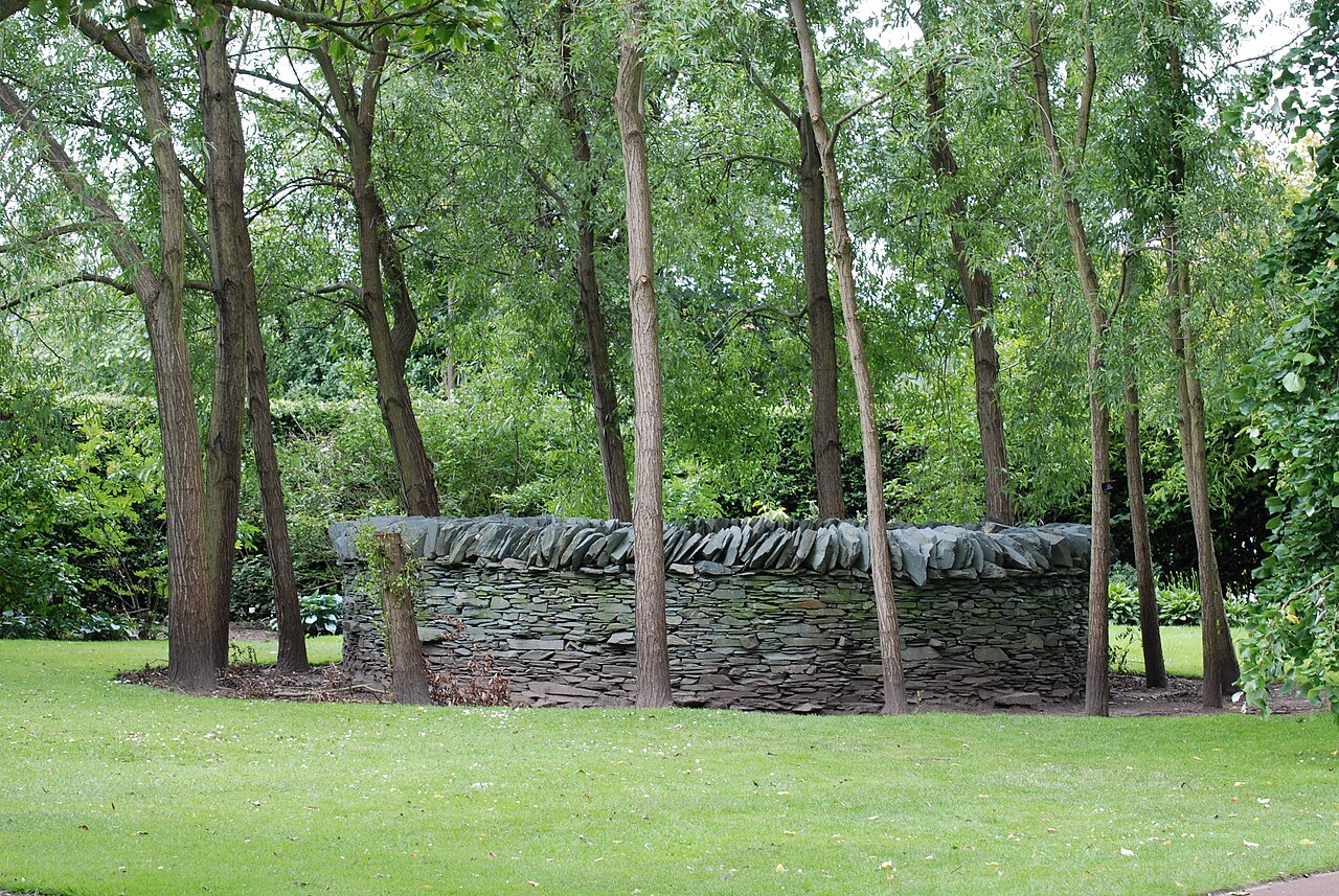 Sculpture de pierre d’Andy Goldsworthy dans le Jardin botanique royal d’Édimbourg Sculpture de pierre d’Andy Goldsworthy dans le Jardin botanique royal d’Édimbourg