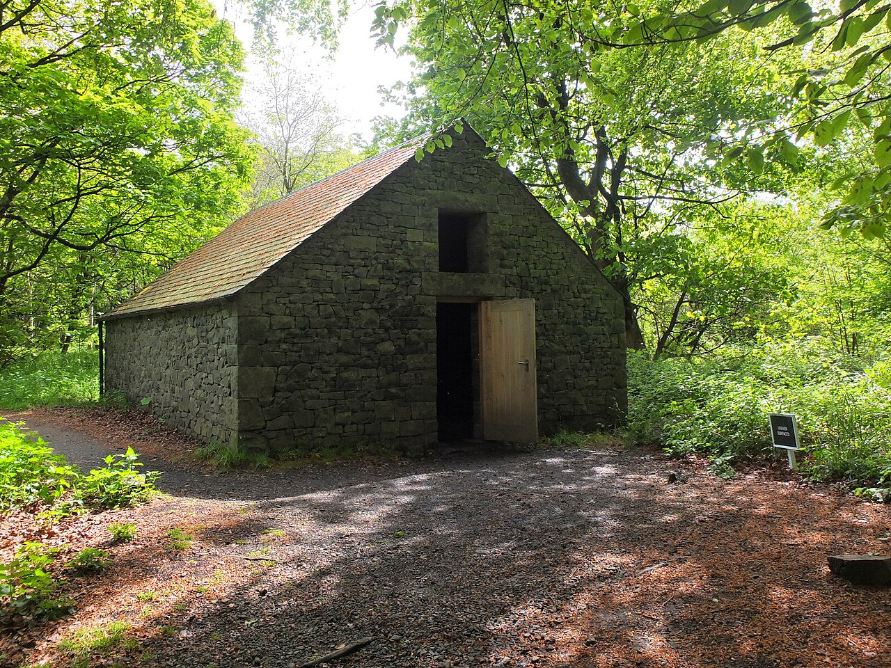 Stone House de Bonnington, construction de pierre d’Andy Goldsworthy dans les bois Stone House de Bonnington, construction de pierre d’Andy Goldsworthy dans les bois