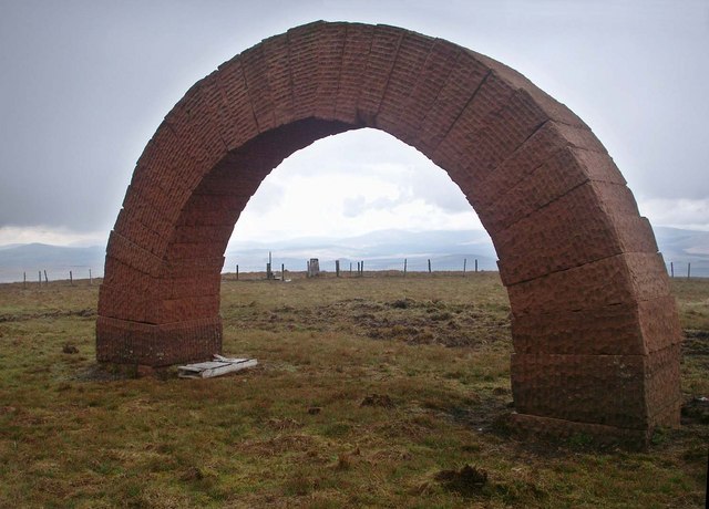 Arche de grès d’Andy Goldsworthy au sommet de la colline de Benbrack Arche de grès d’Andy Goldsworthy au sommet de la colline de Benbrack