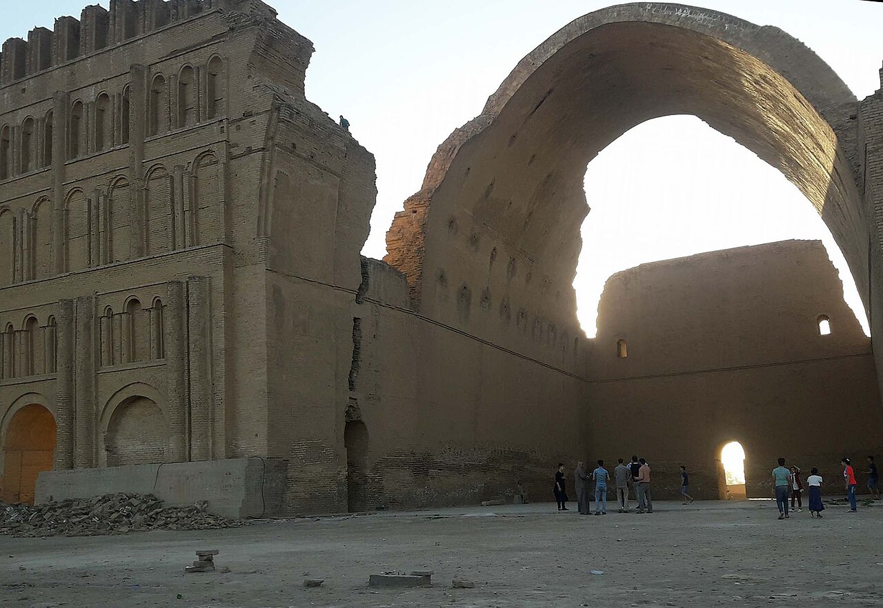 Taq-e Kisra, la grande arche de Ctésiphon en Irak Taq-e Kisra, la grande arche de Ctésiphon en Irak
