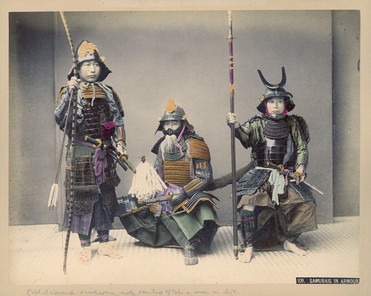 Trois samouraïs en armure par Kusakabe Kimbei Trois hommes en armure de samouraï avec arc, sabres et naginata vers 1880