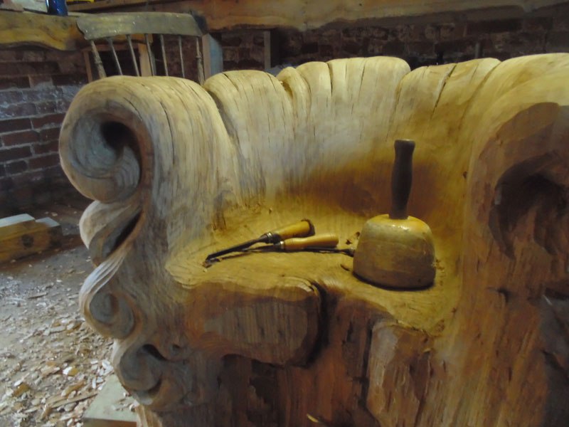 Une incroyable chaise sculptée dans un tronc une incroyable chaise sculptee dans un tronc 6 une-incroyable-chaise-sculptee-dans-un-tronc-6