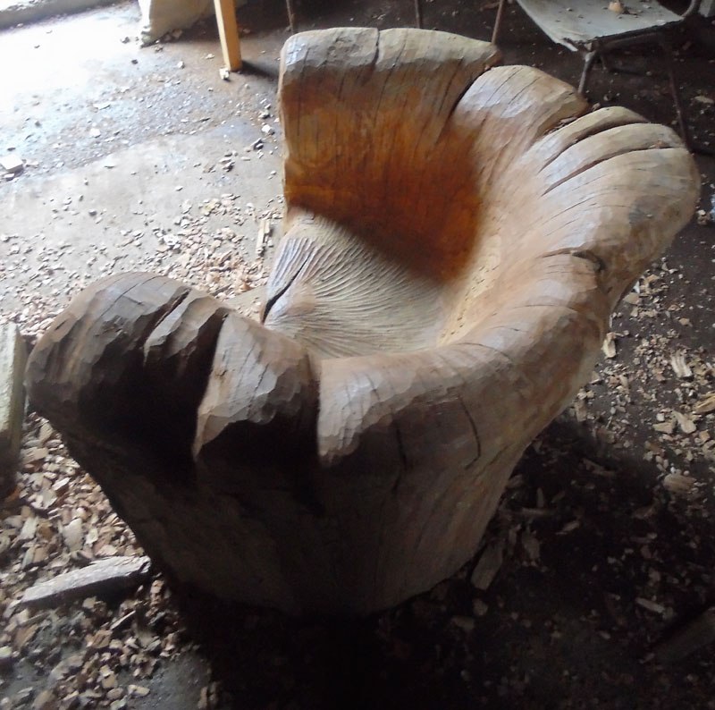 Une incroyable chaise sculptée dans un tronc une incroyable chaise sculptee dans un tronc 7 une-incroyable-chaise-sculptee-dans-un-tronc-7