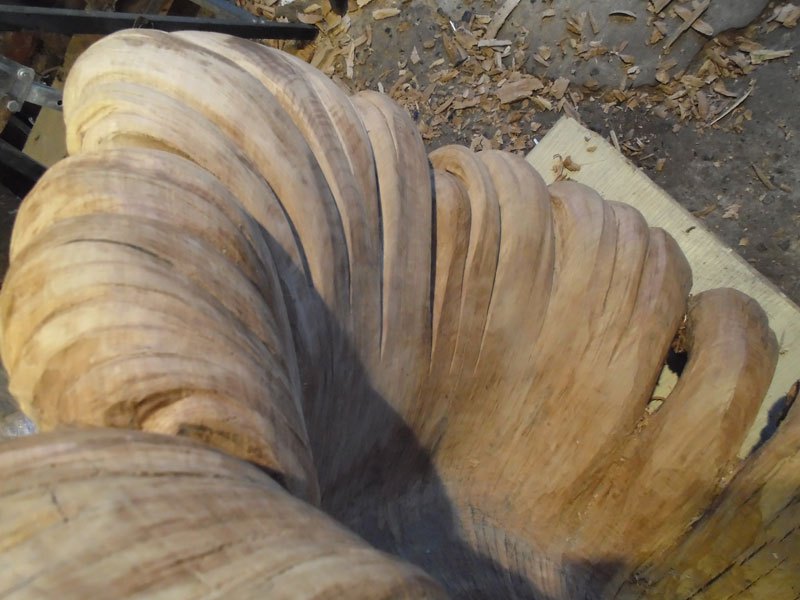 Une incroyable chaise sculptée dans un tronc une incroyable chaise sculptee dans un tronc 8 une-incroyable-chaise-sculptee-dans-un-tronc-8