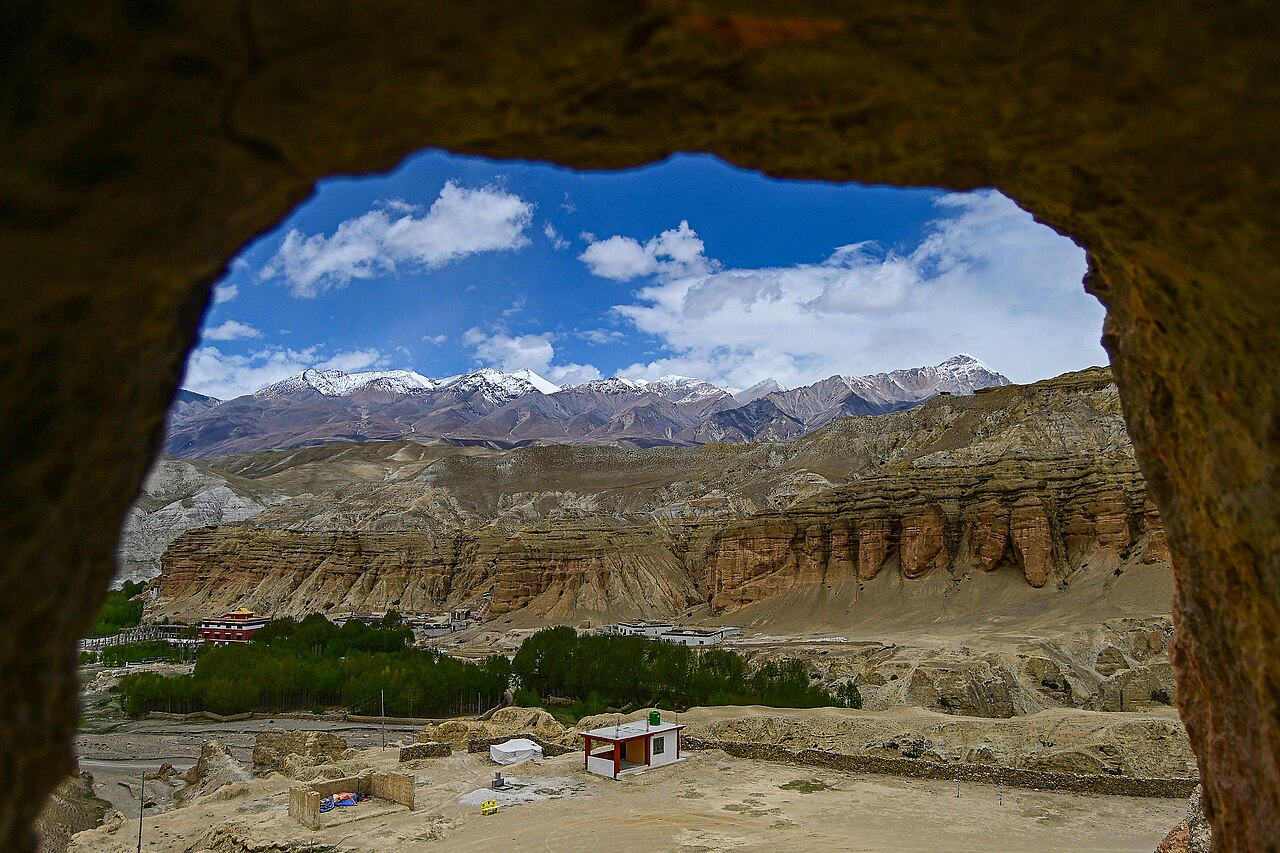 Vue depuis une grotte de Jhong dans le Haut Mustang Paysage du Haut Mustang vu depuis l’ouverture d’une grotte de Jhong au Népal