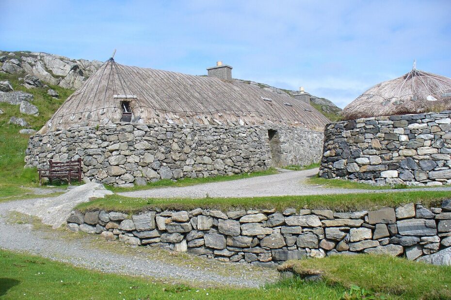 Les blackhouses d’Écosse, les maisons traditionnelles des Hébrides gearrannan blackhouse village lewis Gearrannan Blackhouse Village sur l'île de Lewis en Écosse