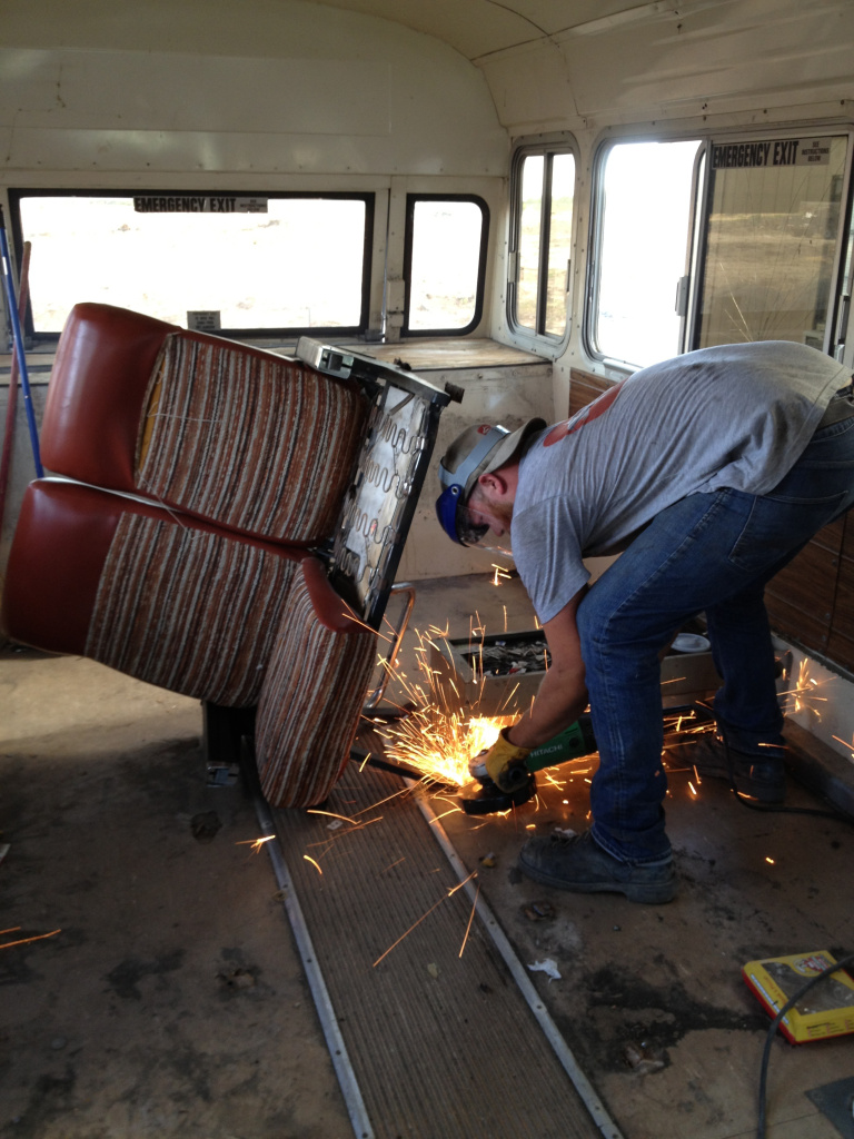 La transformation d'un vieux bus scolaire en camping car la transformation d un vieux bus scolaire en camping car 2 la-transformation-d-un-vieux-bus-scolaire-en-camping-car-2