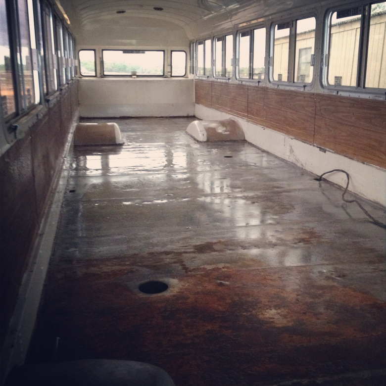 La transformation d'un vieux bus scolaire en camping car la transformation d un vieux bus scolaire en camping car 3 la-transformation-d-un-vieux-bus-scolaire-en-camping-car-3