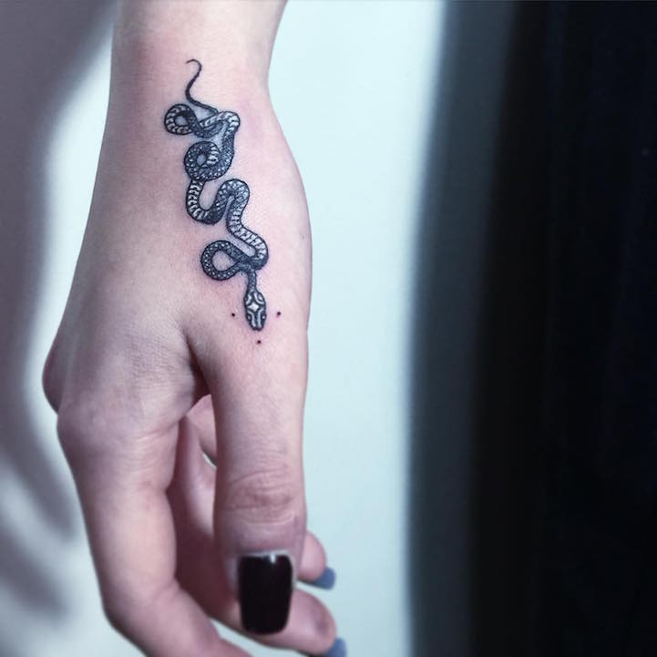 Les tatouages de serpents noirs et blancs de Mirko Sata Les tatouages de serpents noirs et blancs de Mirko Sata 14 Les-tatouages-de-serpents-noirs-et-blancs-de-Mirko-Sata-14