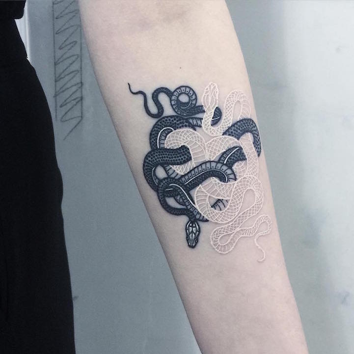 Les tatouages de serpents noirs et blancs de Mirko Sata Les tatouages de serpents noirs et blancs de Mirko Sata 2 Les-tatouages-de-serpents-noirs-et-blancs-de-Mirko-Sata-2