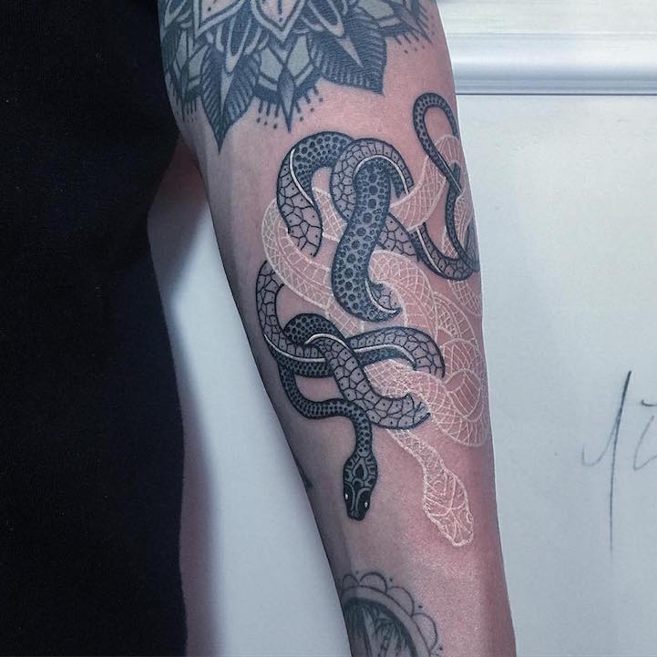 Les tatouages de serpents noirs et blancs de Mirko Sata Les tatouages de serpents noirs et blancs de Mirko Sata 3 Les-tatouages-de-serpents-noirs-et-blancs-de-Mirko-Sata-3