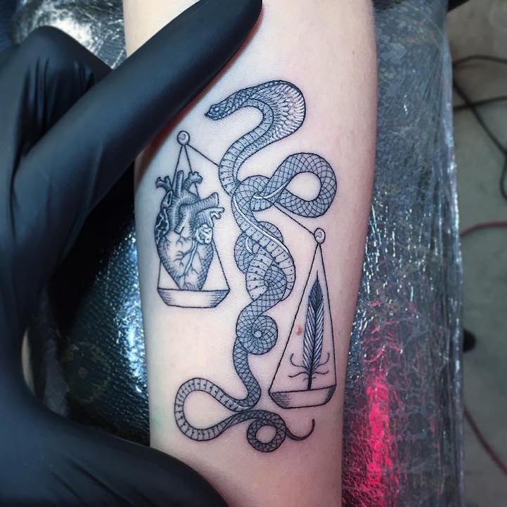 Les tatouages de serpents noirs et blancs de Mirko Sata Les tatouages de serpents noirs et blancs de Mirko Sata 4 Les-tatouages-de-serpents-noirs-et-blancs-de-Mirko-Sata-4
