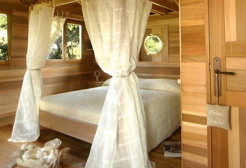 Une cabane dans un arbre au milieu d'un champ de lavande Une cabane dans un arbre au milieu d un champ de lavande suite bleue 9 Une-cabane-dans-un-arbre-au-milieu-d-un-champ-de-lavande-suite-bleue-9