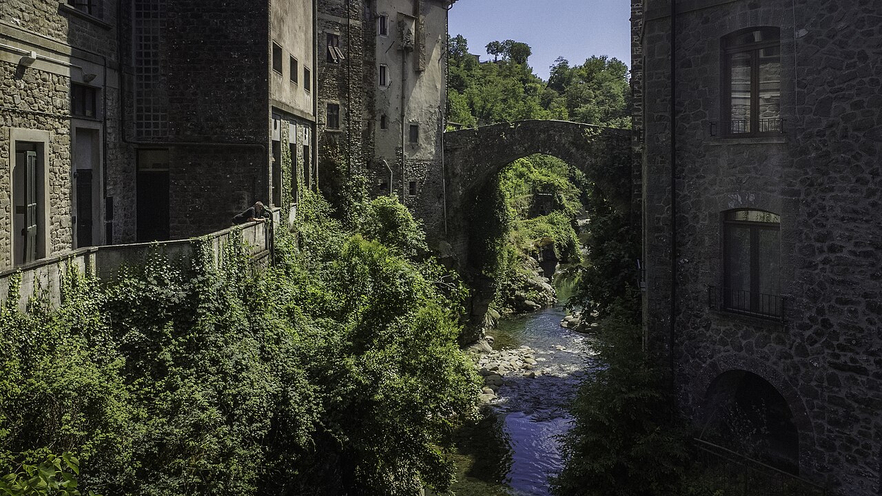 bagnone village italie Village de Bagnone en Italie avec son pont et ses maisons anciennes