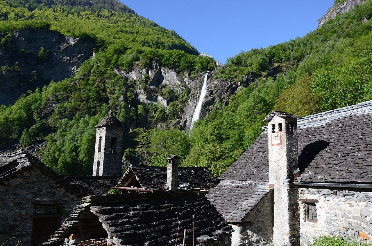 foroglio village cascade suisse Village de Foroglio en Suisse avec sa grande cascade