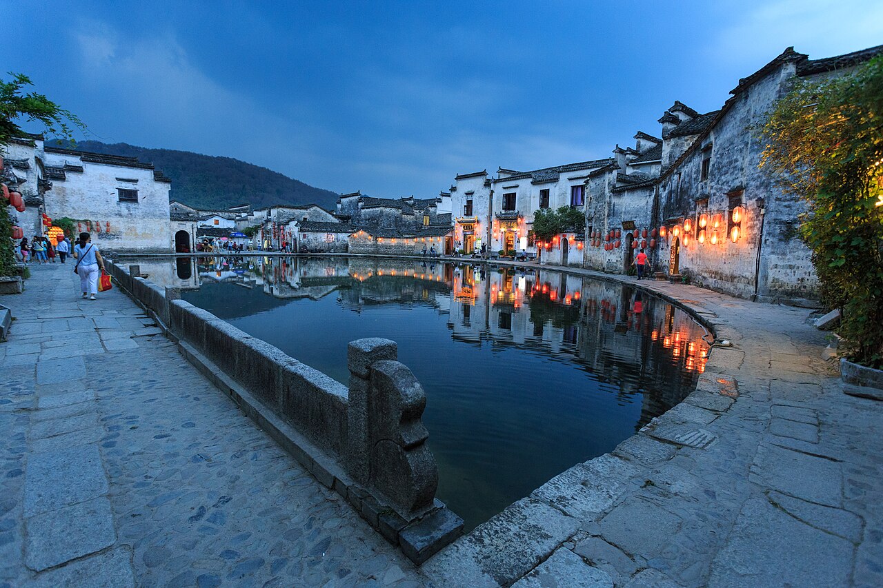 hongcun village conte fees chine Hongcun en Chine et les maisons traditionnelles reflétées dans le bassin Yuezhao
