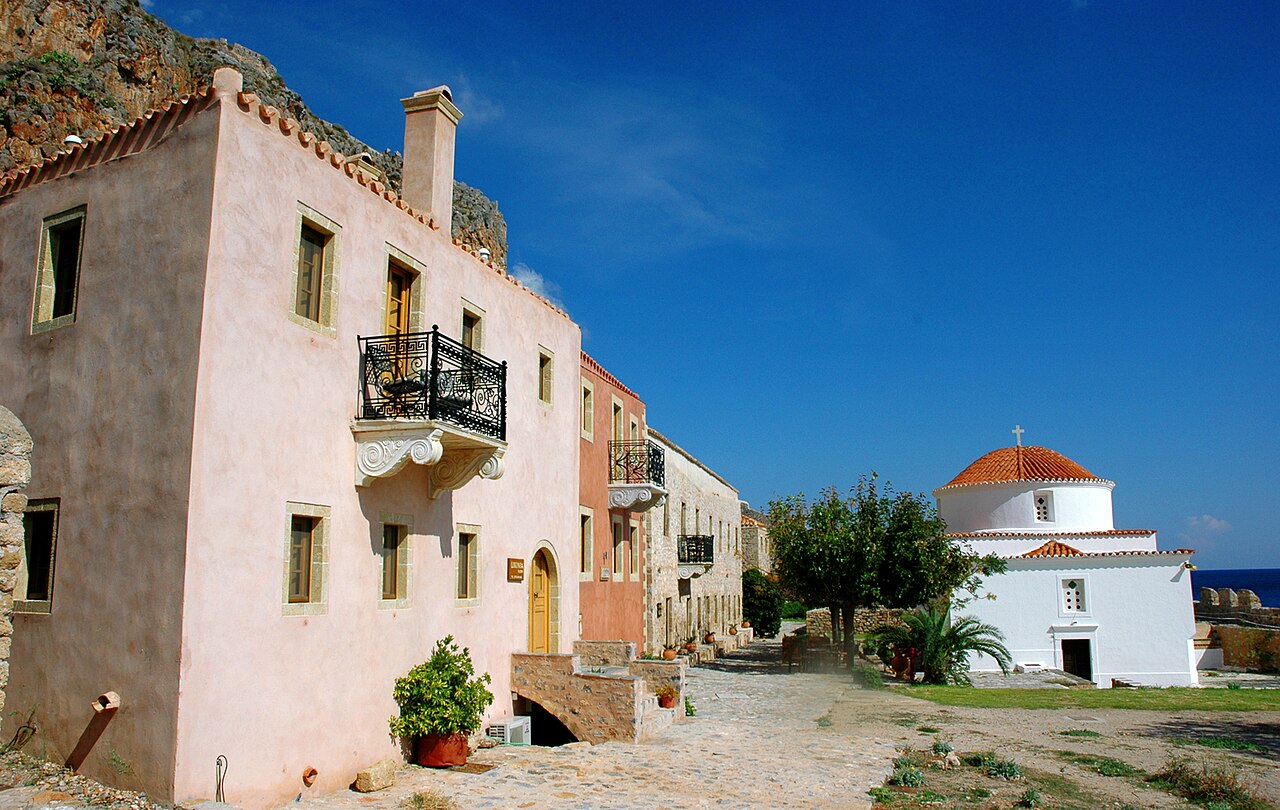 monemvasia village fortifie grece Monemvasia en Grèce au pied de son grand rocher fortifié