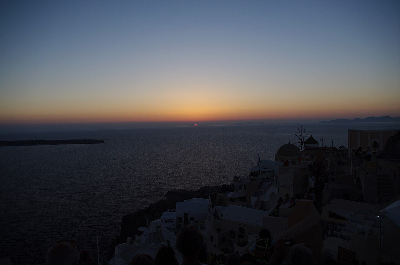 oia santorin village conte fees Oia à Santorin avec ses maisons blanches au coucher du soleil