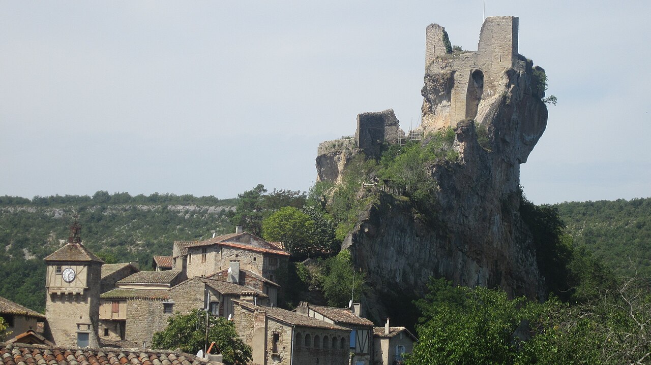 penne tarn village forteresse medievale Village de Penne dans le Tarn dominé par sa forteresse médiévale