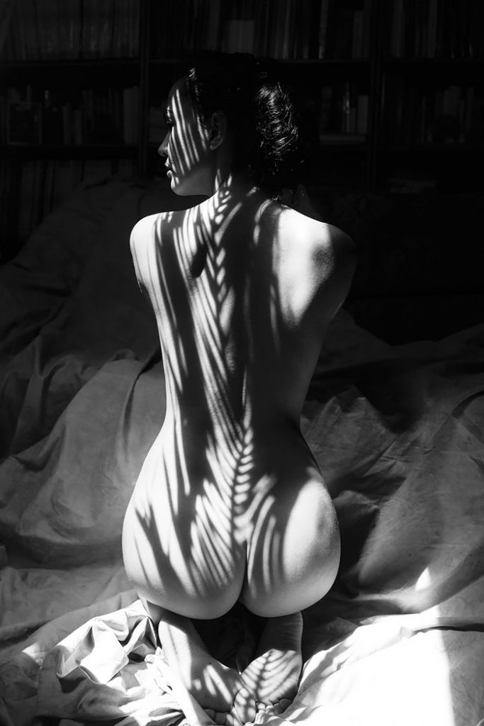 Des femmes vêtues d'ombres de feuilles par Emilio Jiménez Des femmes vetues d ombres de feuilles par Emilio Jimenez 10 Des-femmes-vetues-d-ombres-de-feuilles-par-Emilio-Jimenez-10