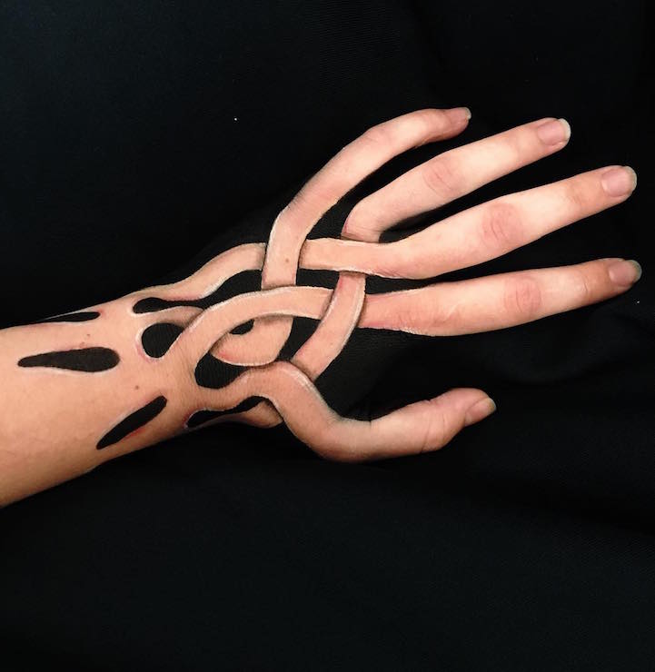 Du body-painting surréaliste sur les mains par Lisha Simpson du body painting surrealiste sur les mains par Lisha Simpson 14 du-body-painting-surrealiste-sur-les-mains-par-Lisha-Simpson-14