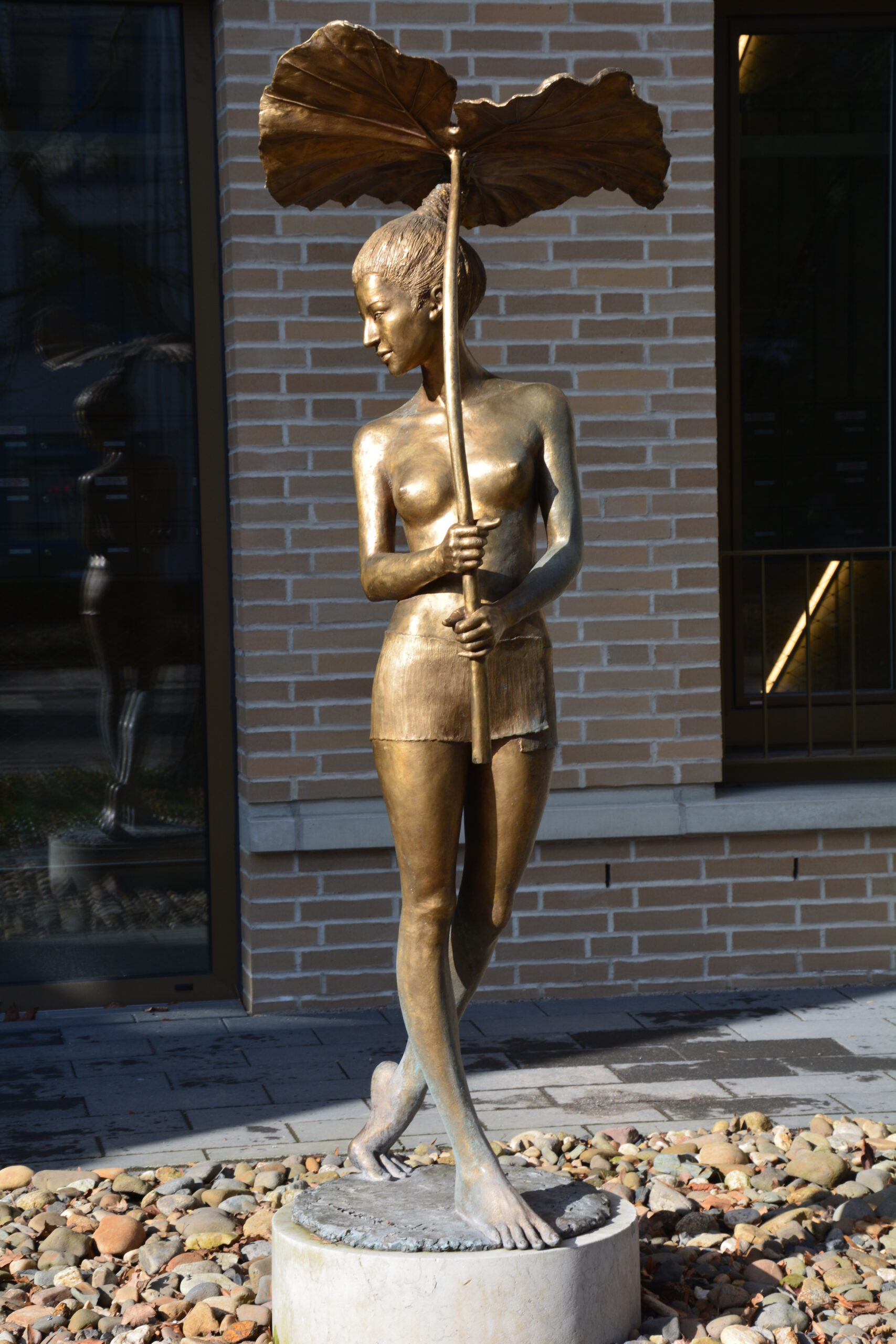 Mädchen mit Blatt, fontaine de Małgorzata Chodakowska à Dresde Mädchen mit Blatt, sculpture-fontaine de Małgorzata Chodakowska dans la Franz-Liszt-Straße à Dresde