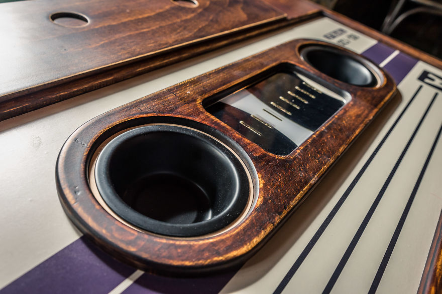 Une table de salon en forme de cassette audio une table de salon en forme de cassette audio 3 une-table-de-salon-en-forme-de-cassette-audio-3