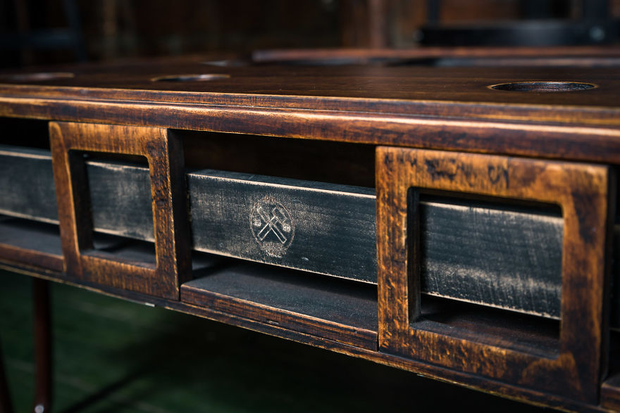 Une table de salon en forme de cassette audio une table de salon en forme de cassette audio 5 une-table-de-salon-en-forme-de-cassette-audio-5