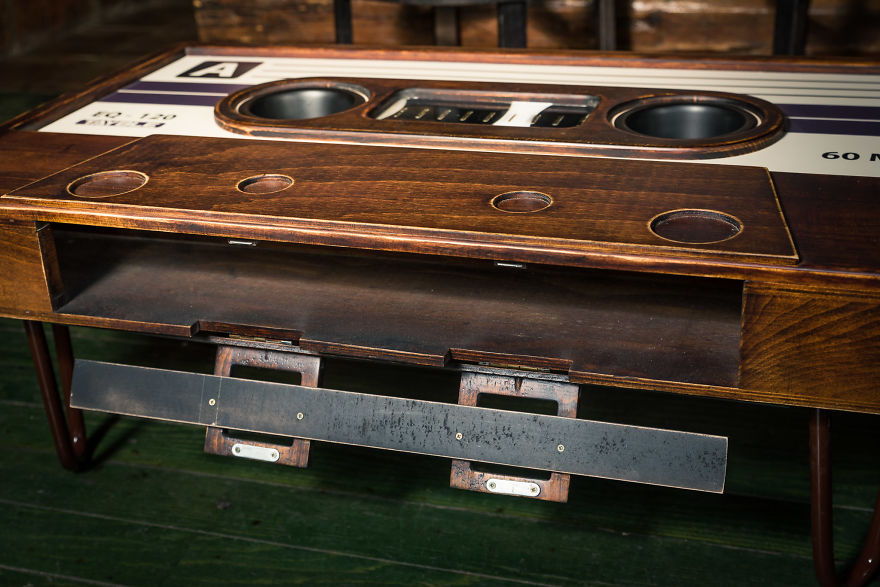 Une table de salon en forme de cassette audio une table de salon en forme de cassette audio 6 une-table-de-salon-en-forme-de-cassette-audio-6