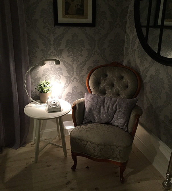 Une lampe dans un vieux téléphone à cadran une lampe dans un vieux telephone a cadran 2 une-lampe-dans-un-vieux-telephone-a-cadran-2