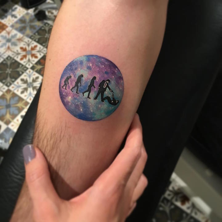 Les tatouages en vignettes circulaires de Eva Krdbk Les tatouages en vignettes circulaires de Eva Krdbk 7 Les-tatouages-en-vignettes-circulaires-de-Eva-Krdbk-7