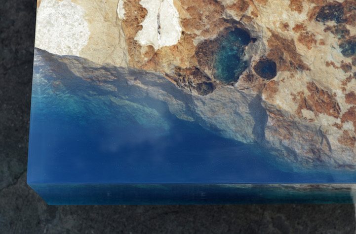 Une table en pierre et résine qui apporte la beauté des océans dans le salon Une table en pierre et resine qui apporte la beaute des oceans dans le salon 10 Une-table-en-pierre-et-resine-qui-apporte-la-beaute-des-oceans-dans-le-salon-10