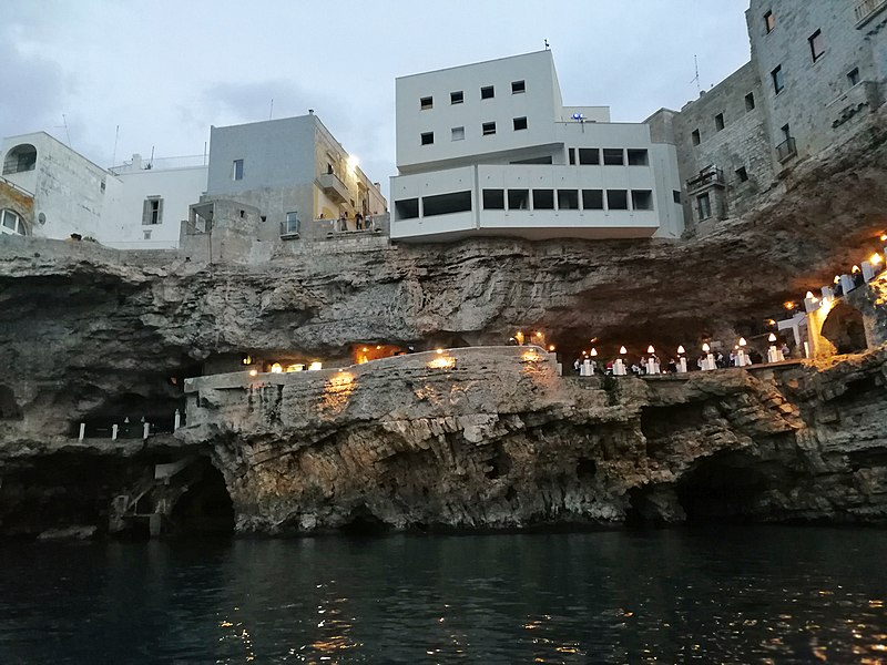 15 restaurants incroyables où il faudrait manger une fois au moins dans sa vie 15 restaurants incroyables 1 grotte italie 1 Polignano a Mare – Grotta Palazzese dal mare