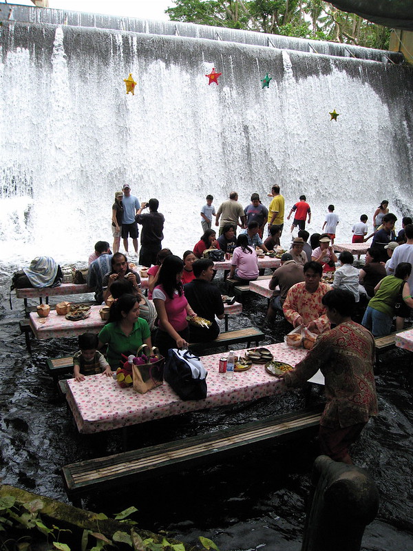 15 restaurants incroyables où il faudrait manger une fois au moins dans sa vie 15 restaurants incroyables 4 restaurant cascade labassin philippines 3 15-restaurants-incroyables-4-restaurant-cascade-labassin-philippines-3