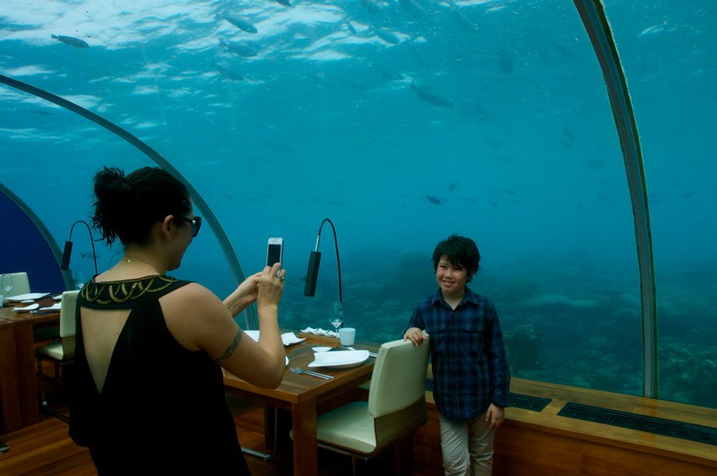 15 restaurants incroyables où il faudrait manger une fois au moins dans sa vie 15 restaurants incroyables 5 Ithaa Undersea Restaurant Alif Dhaal Atoll Maldives 3 15-restaurants-incroyables-5-Ithaa-Undersea-Restaurant-Alif-Dhaal-Atoll-Maldives-3