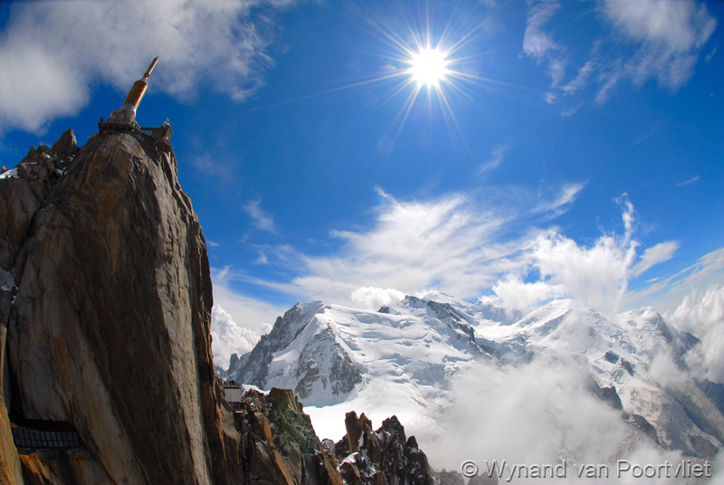 15 restaurants incroyables où il faudrait manger une fois au moins dans sa vie 15 restaurants incroyables 6 Aiguille Du Midi Restaurant 3842m Chamonix France 1 15-restaurants-incroyables-6-Aiguille-Du-Midi-Restaurant-3842m-Chamonix-France-1
