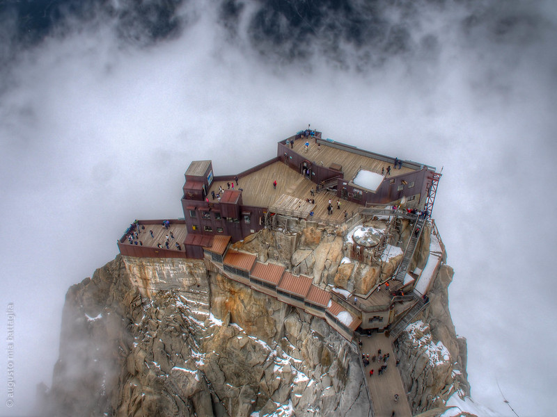 15 restaurants incroyables où il faudrait manger une fois au moins dans sa vie 15 restaurants incroyables 6 Aiguille Du Midi Restaurant 3842m Chamonix France 2 15-restaurants-incroyables-6-Aiguille-Du-Midi-Restaurant-3842m-Chamonix-France-2