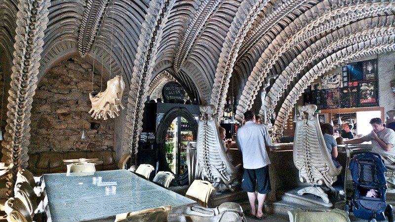 15 restaurants incroyables où il faudrait manger une fois au moins dans sa vie 15 restaurants incroyables 9 bar alien Hr Giger Museum Bar Gruyeres Suisse 1 15-restaurants-incroyables-9-bar-alien-Hr-Giger-Museum-Bar-Gruyeres-Suisse-1