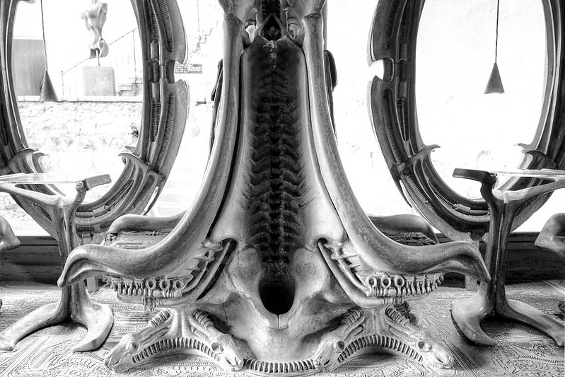 15 restaurants incroyables où il faudrait manger une fois au moins dans sa vie 15 restaurants incroyables 9 bar alien Hr Giger Museum Bar Gruyeres Suisse 3 15-restaurants-incroyables-9-bar-alien-Hr-Giger-Museum-Bar-Gruyeres-Suisse-3