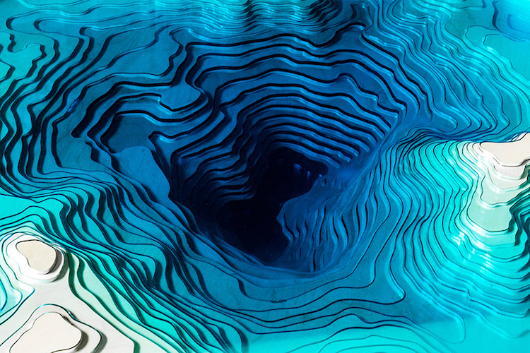 Abyss Horizon - une table de multiple couche de bois imitant l'océan par Christopher Duffy Abyss Horizon une table de multiple couche de bois imitant l ocean par Christopher Duffy 3 abyss-horizon-une-table-de-multiple-couche-de-bois-imitant-l-ocean-par-christopher-duffy-3
