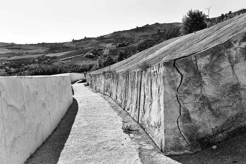 Cretto di Burri - le labyrinthe de béton de Gibellina Cretto di Burri le labyrinthe de beton de Gibellina 10 Cretto-di-Burri-le-labyrinthe-de-beton-de-Gibellina-10