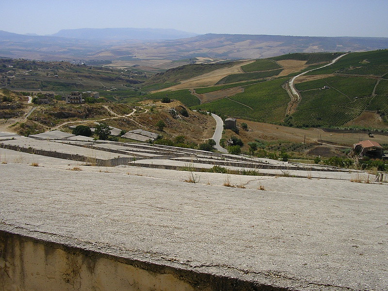 Cretto di Burri - le labyrinthe de béton de Gibellina Cretto di Burri le labyrinthe de beton de Gibellina 3 Cretto-di-Burri-le-labyrinthe-de-beton-de-Gibellina-3