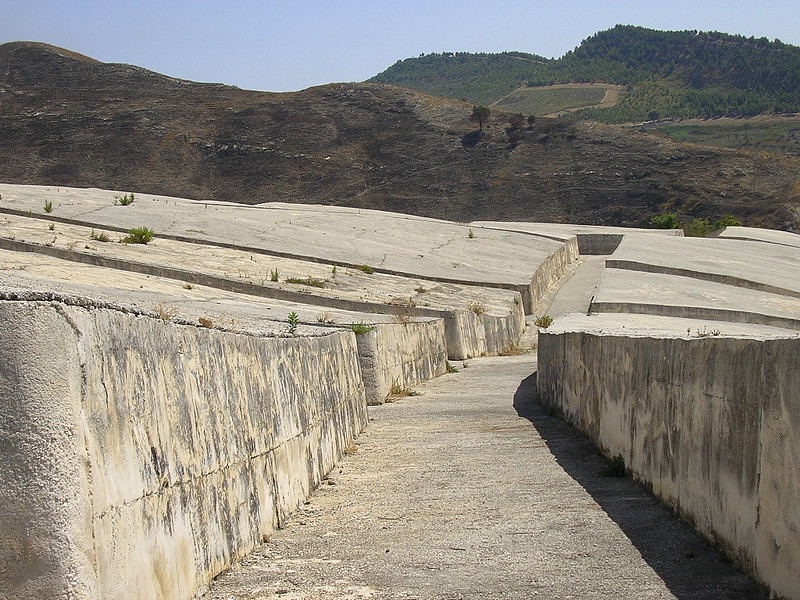 Cretto di Burri - le labyrinthe de béton de Gibellina Cretto di Burri le labyrinthe de beton de Gibellina 5 Cretto-di-Burri-le-labyrinthe-de-beton-de-Gibellina-5