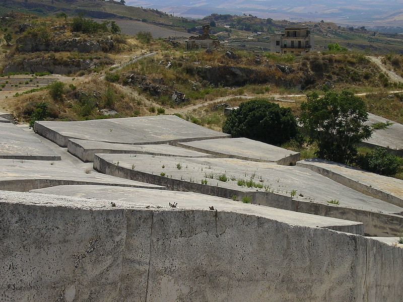 Cretto di Burri - le labyrinthe de béton de Gibellina Cretto di Burri le labyrinthe de beton de Gibellina 6 Cretto-di-Burri-le-labyrinthe-de-beton-de-Gibellina-6