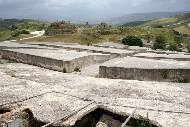 Cretto di Burri - le labyrinthe de béton de Gibellina Cretto di Burri le labyrinthe de beton de Gibellina 8 Cretto-di-Burri-le-labyrinthe-de-beton-de-Gibellina-8
