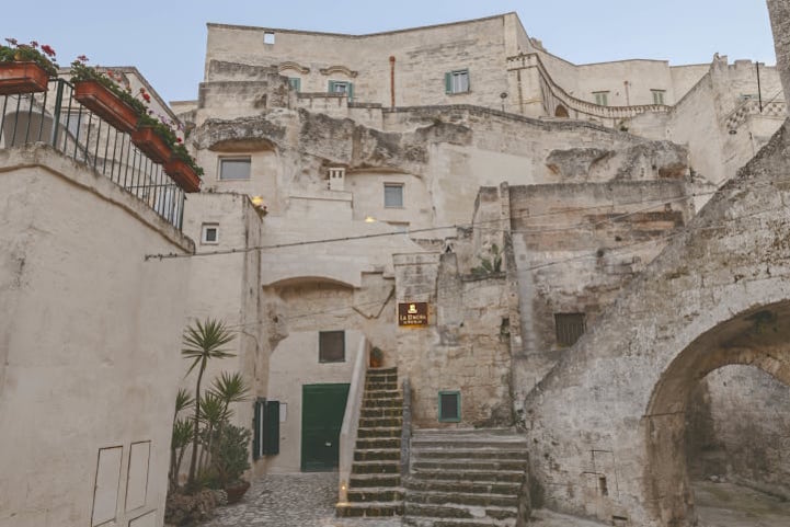 La transformation de grottes en appartements modernes par des architectes italiens La transformation de grottes en appartements modernes par des architectes italiens 14 la-transformation-de-grottes-en-appartements-modernes-par-des-architectes-italiens-14