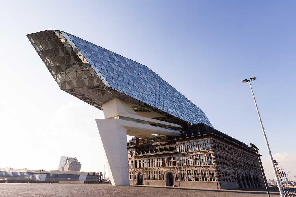 Le Havenhuis: une extension de bâtiment en forme de bateau de verre à Anvers Une extension de batiment en forme de bateau de verre a Anvers zaha hadid 10 Une-extension-de-batiment-en-forme-de-bateau-de-verre-a-Anvers-zaha-hadid-10