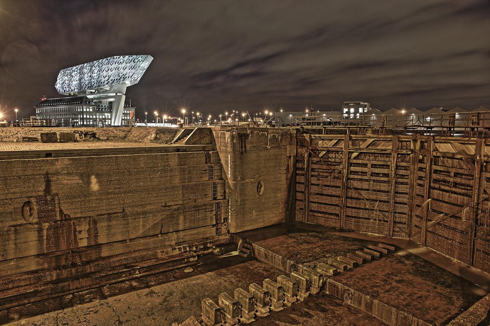 Le Havenhuis: une extension de bâtiment en forme de bateau de verre à Anvers Une extension de batiment en forme de bateau de verre a Anvers zaha hadid 11 Une-extension-de-batiment-en-forme-de-bateau-de-verre-a-Anvers-zaha-hadid-11