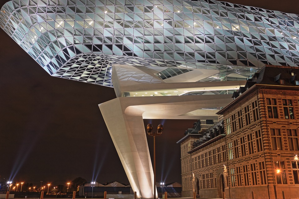 Le Havenhuis: une extension de bâtiment en forme de bateau de verre à Anvers Une extension de batiment en forme de bateau de verre a Anvers zaha hadid 4 Une-extension-de-batiment-en-forme-de-bateau-de-verre-a-Anvers-zaha-hadid-4